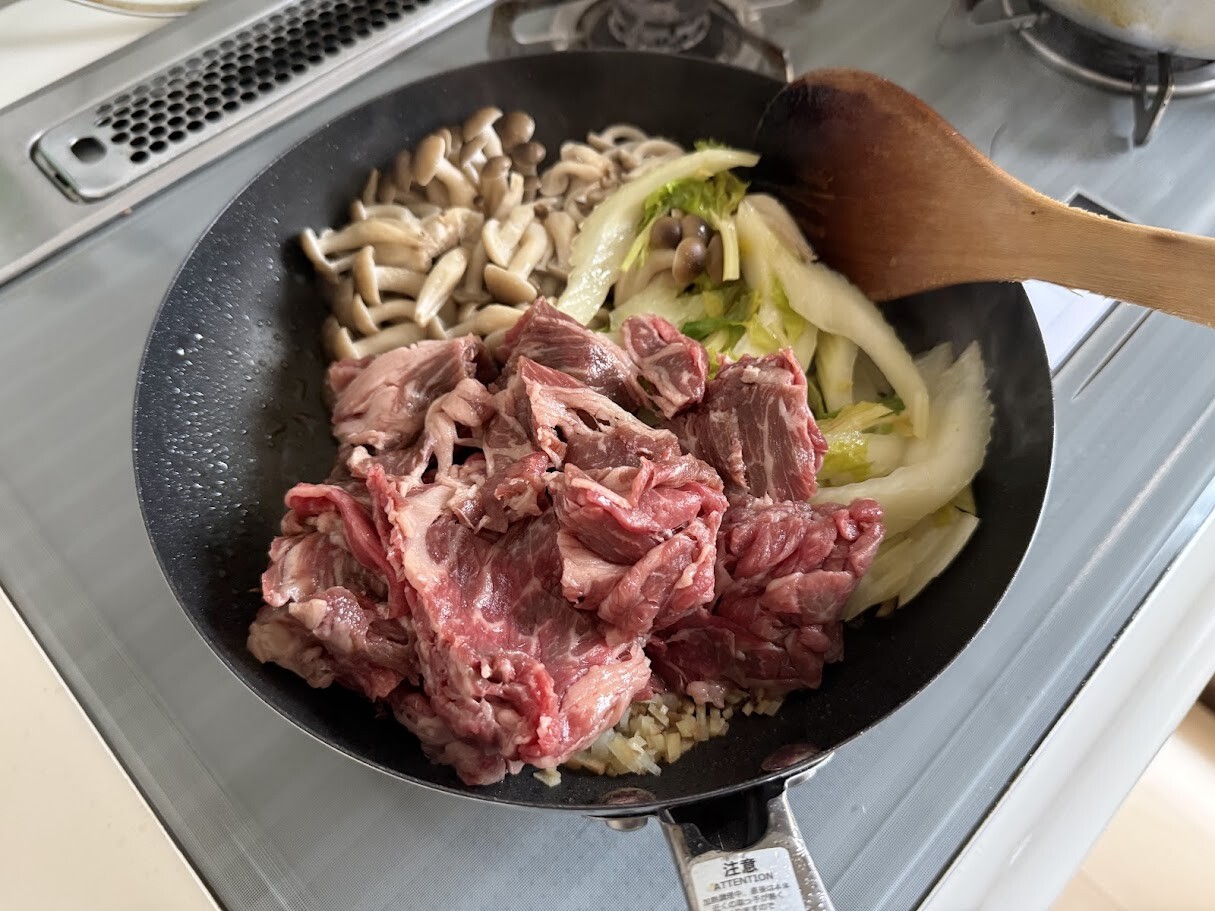 牛肉とセロリを炒める