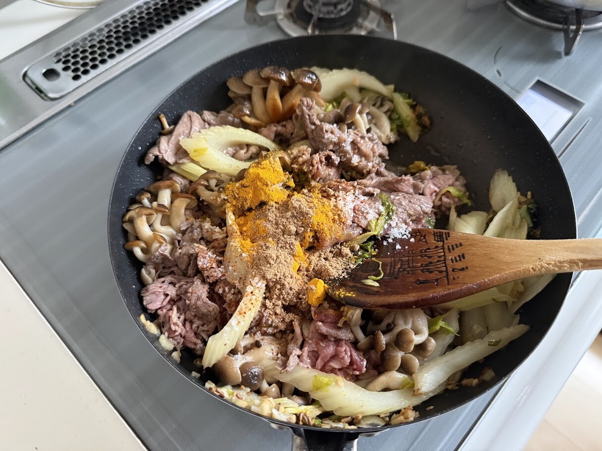 スパイスを加えて炒める